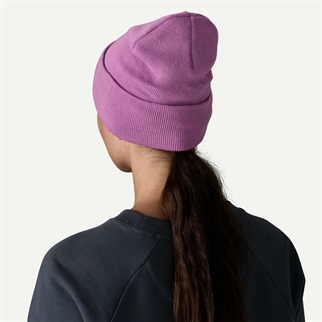 Patagonia Everyday Beanie brisk purple nakke
